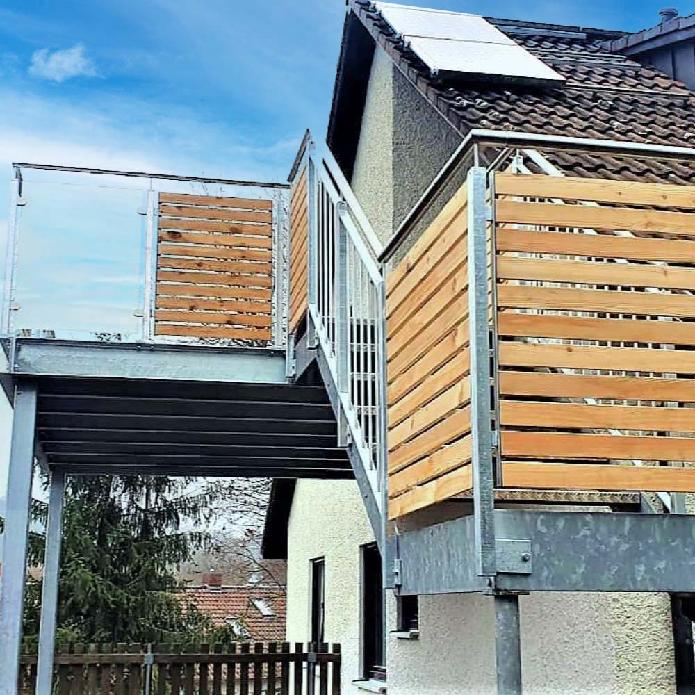 Balkon-Holz-Metall-Außentreppe-Max-Fruth-Metallbau-Stahl-und-Edelstahl