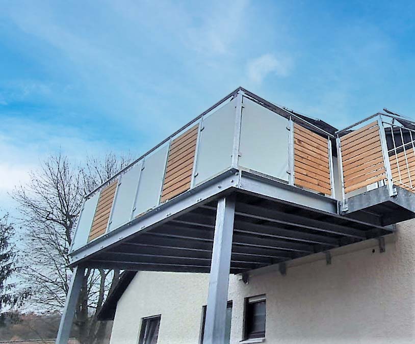 Balkon-Holz-Metall-Außentreppe-Max-Fruth-Metallbau-spezielle-Konstruktionsteile-in-Stahl-und-Edelstahl